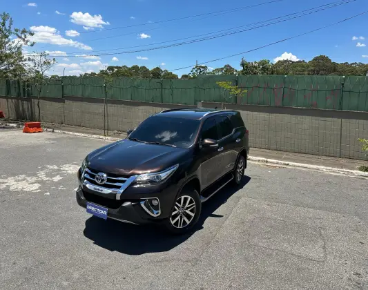 TOYOTA HILUX SW4 2.8 SRX 4X4 7 LUGARES 16V TURBO INTERCOOLER DIESEL 4P AUTOMÁTICO