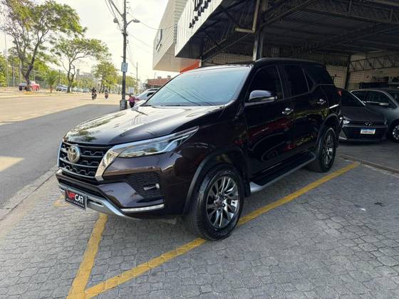 TOYOTA HILUX SW4 2.8 D-4D TURBO DIESEL SRX 7L 4X4 AUTOMÁTICO