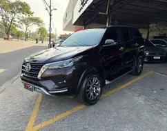 TOYOTA HILUX SW4 2.8 D-4D TURBO DIESEL SRX 7L 4X4 AUTOMÁTICO TOYOTA HILUX SW4 2.8 D-4D TURBO DIESEL SRX 7L 4X4 AUTOMÁTICO