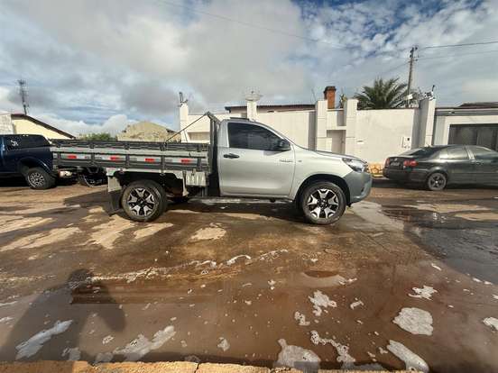 TOYOTA-HILUX-2023