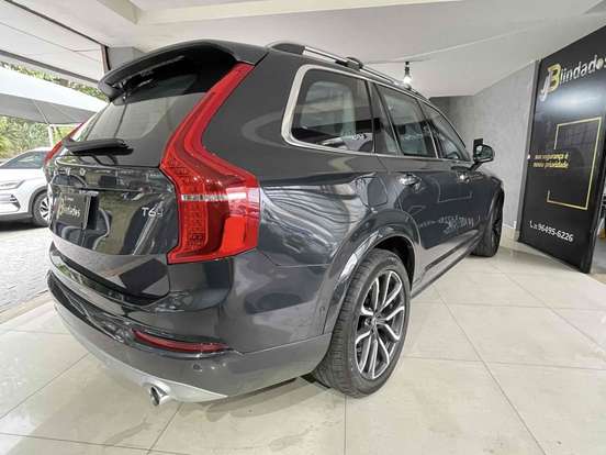 VOLVO-XC90-2018