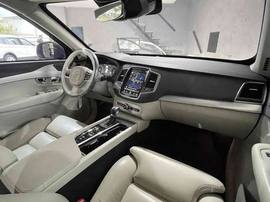 VOLVO-XC90-2018