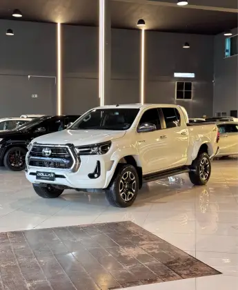 TOYOTA HILUX 2.8 D-4D TURBO DIESEL CD SRX PLUS 4X4 AUTOMÁTICO