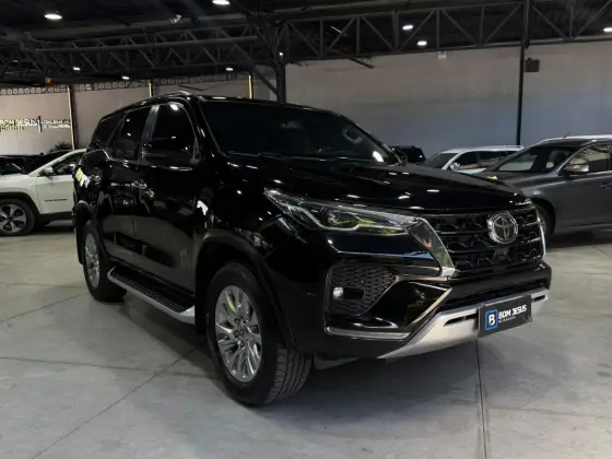 TOYOTA HILUX SW4 2.8 D-4D TURBO DIESEL SRX 7L 4X4 AUTOMÁTICO