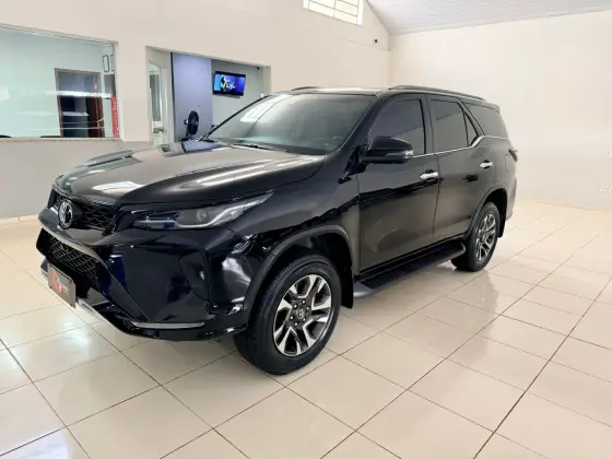 TOYOTA HILUX SW4 2.8 D-4D TURBO DIESEL SRX PLATINUM 7L 4X4 AUTOMÁTICO