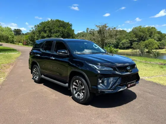 TOYOTA HILUX SW4 2.8 D-4D TURBO DIESEL SRX PLATINUM 7L 4X4 AUTOMÁTICO