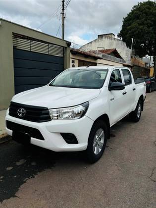 TOYOTA HILUX 2.8 POWER PACK 4X4 CD 16V DIESEL 4P MANUAL