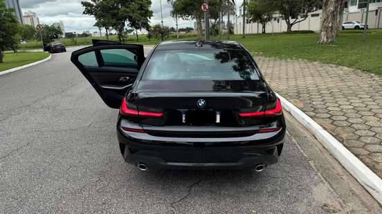 BMW-320i-2022