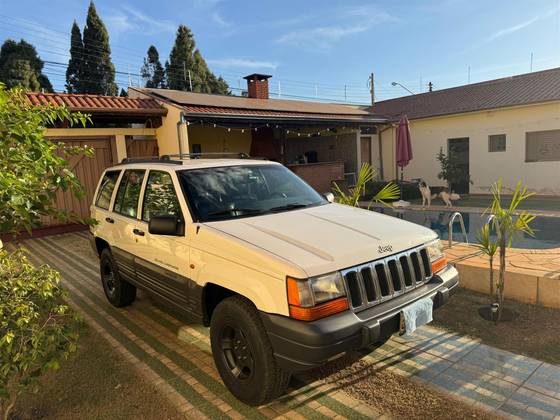 JEEP GRAND CHEROKEE 4.0 LAREDO 4X4 6I 12V GASOLINA 4P AUTOMÁTICO