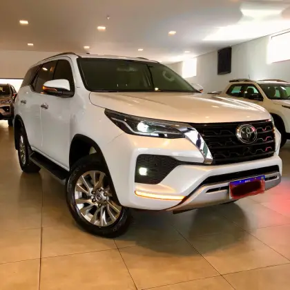 TOYOTA HILUX SW4 2.8 D-4D TURBO DIESEL SRX 7L 4X4 AUTOMÁTICO