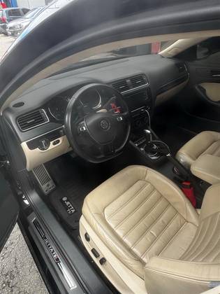 /en/city-rio-de-janeiro2/cate-car-used-car/volkswagen-jetta-2017-2-0-tsi-highline-211cv-gasoline-4p-tiptronic-48101718596126720/-8