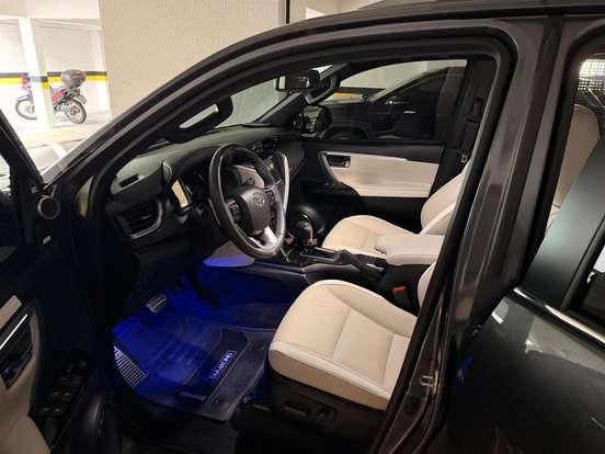 TOYOTA-HILUX SW4-2024