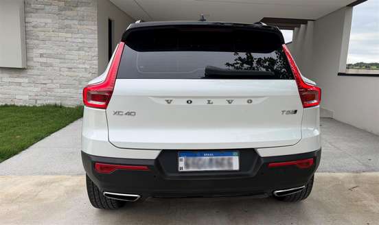 VOLVO-XC40-2018