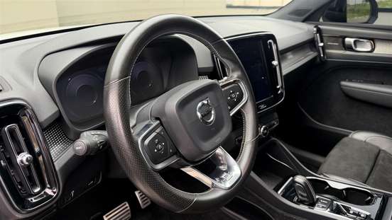 VOLVO-XC40-2018