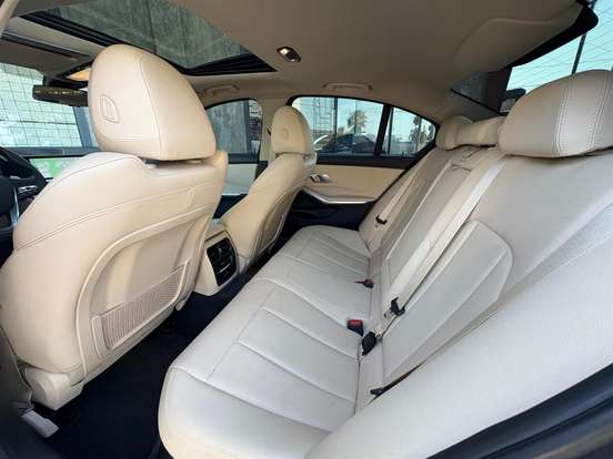 BMW-320i-2021