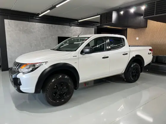 MITSUBISHI L200 TRITON 2.4 16V TURBO DIESEL OUTDOOR GLS CD 4X4 AUTOMÁTICO MITSUBISHI L200 TRITON 2.4 16V TURBO DIESEL OUTDOOR GLS CD 4X4 AUTOMÁTICO