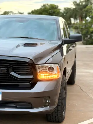 RAM CLASSIC 5.7 V8 GASOLINA LARAMIE NIGHT EDITION CD 4X4 AUTOMÁTICO
