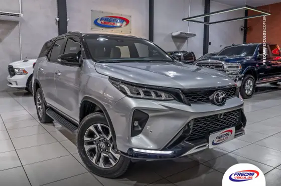 TOYOTA HILUX SW4 2.8 D-4D TURBO DIESEL DIAMOND 7L 4X4 AUTOMÁTICO