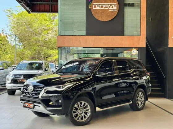 TOYOTA HILUX SW4 2.8 D-4D TURBO DIESEL SRX 7L 4X4 AUTOMÁTICO