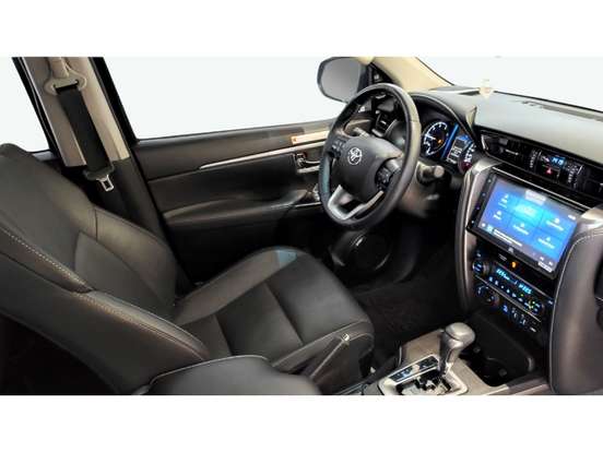 TOYOTA-HILUX SW4-2025