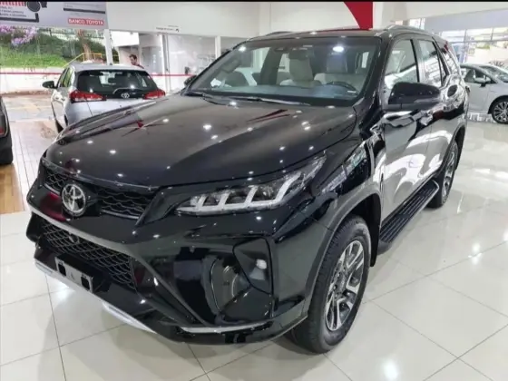 TOYOTA HILUX SW4 2.8 D-4D TURBO DIESEL DIAMOND 7L 4X4 AUTOMÁTICO TOYOTA HILUX SW4 2.8 D-4D TURBO DIESEL DIAMOND 7L 4X4 AUTOMÁTICO