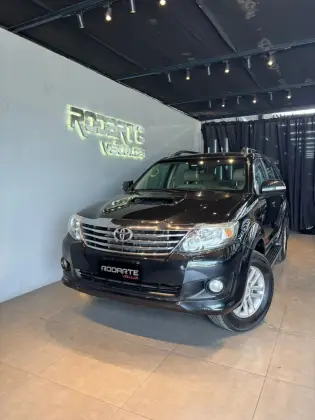 TOYOTA HILUX SW4 3.0 SRV 4X4 7 LUGARES 16V TURBO INTERCOOLER DIESEL 4P AUTOMÁTICO TOYOTA HILUX SW4 3.0 SRV 4X4 7 LUGARES 16V TURBO INTERCOOLER DIESEL 4P AUTOMÁTICO