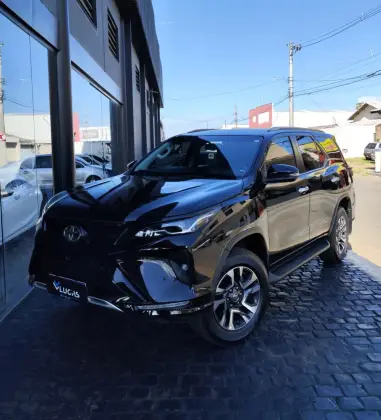 TOYOTA HILUX SW4 2.8 D-4D TURBO DIESEL SRX PLATINUM 7L 4X4 AUTOMÁTICO