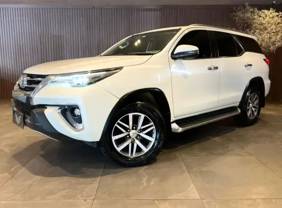 TOYOTA HILUX SW4 2.8 SRX 4X4 7 LUGARES 16V TURBO INTERCOOLER DIESEL 4P AUTOMÁTICO