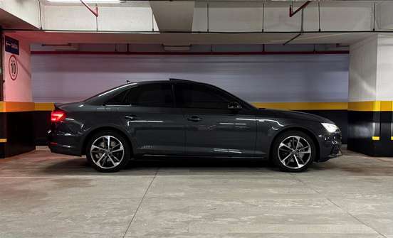 AUDI-A4-2017