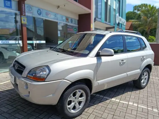 HYUNDAI TUCSON 2.0 MPFI GLS 16V 143CV 2WD GASOLINA 4P AUTOMÁTICO HYUNDAI TUCSON 2.0 MPFI GLS 16V 143CV 2WD GASOLINA 4P AUTOMÁTICO