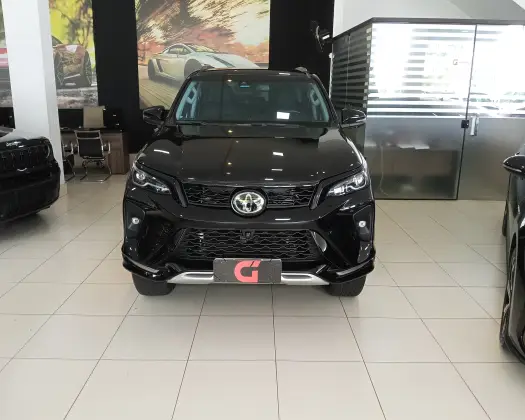 TOYOTA HILUX SW4 2.8 D-4D TURBO DIESEL SRX PLATINUM 7L 4X4 AUTOMÁTICO