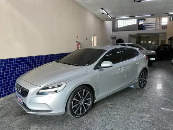 VOLVO V40 2.0 T4 MOMENTUM GASOLINA 4P AUTOMÁTICO