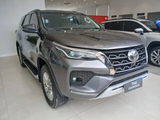 TOYOTA HILUX SW4 2.8 D-4D TURBO DIESEL SRX 7L 4X4 AUTOMÁTICO TOYOTA HILUX SW4 2.8 D-4D TURBO DIESEL SRX 7L 4X4 AUTOMÁTICO