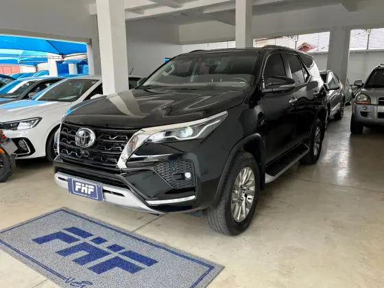 TOYOTA HILUX SW4 2.8 D-4D TURBO DIESEL SRX 7L 4X4 AUTOMÁTICO TOYOTA HILUX SW4 2.8 D-4D TURBO DIESEL SRX 7L 4X4 AUTOMÁTICO