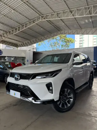 TOYOTA HILUX SW4 2.8 D-4D TURBO DIESEL SRX PLATINUM 7L 4X4 AUTOMÁTICO