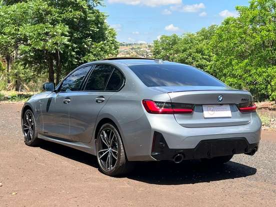 BMW-330e-2022