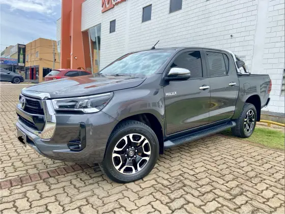 TOYOTA HILUX 2.8 D-4D TURBO DIESEL CD SRV 4X4 AUTOMÁTICO