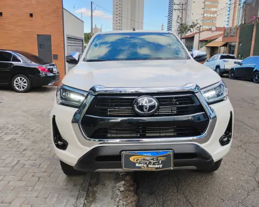 TOYOTA HILUX 2.8 D-4D TURBO DIESEL CD SRX 4X4 AUTOMÁTICO