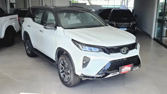 TOYOTA HILUX SW4 2.8 D-4D TURBO DIESEL DIAMOND 7L 4X4 AUTOMÁTICO TOYOTA HILUX SW4 2.8 D-4D TURBO DIESEL DIAMOND 7L 4X4 AUTOMÁTICO