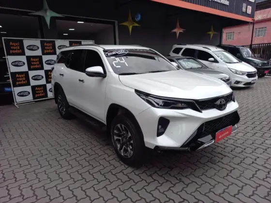 TOYOTA HILUX SW4 2.8 D-4D TURBO DIESEL SRX PLATINUM 7L 4X4 AUTOMÁTICO
