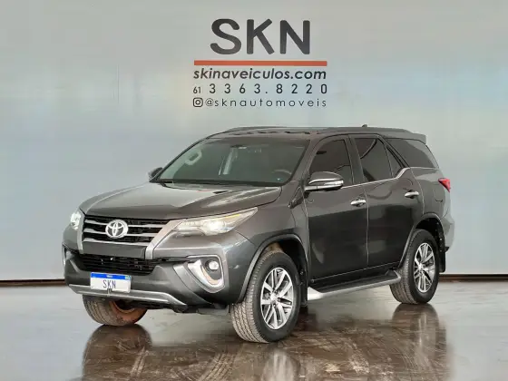 TOYOTA HILUX SW4 2.8 SRX 4X4 7 LUGARES 16V TURBO INTERCOOLER DIESEL 4P AUTOMÁTICO
