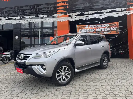 TOYOTA HILUX SW4 2.8 SRX 4X4 7 LUGARES 16V TURBO INTERCOOLER DIESEL 4P AUTOMÁTICO