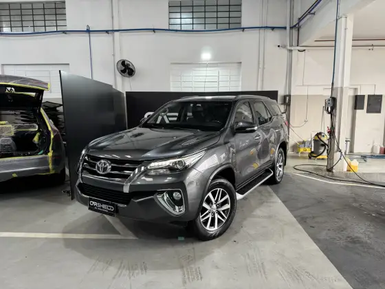 TOYOTA HILUX SW4 2.8 SRX 4X4 7 LUGARES 16V TURBO INTERCOOLER DIESEL 4P AUTOMÁTICO