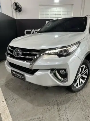 TOYOTA HILUX SW4 2.8 SRX 4X4 7 LUGARES 16V TURBO INTERCOOLER DIESEL 4P AUTOMÁTICO