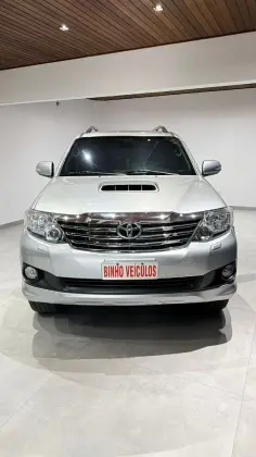 TOYOTA HILUX SW4 3.0 SRV 4X4 7 LUGARES 16V TURBO INTERCOOLER DIESEL 4P AUTOMÁTICO