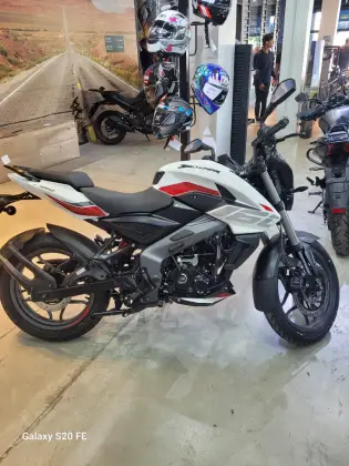 BAJAJ DOMINAR NS200 