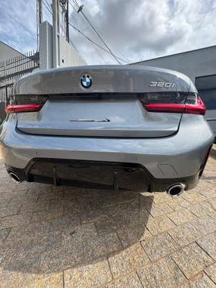 BMW-320i-2023