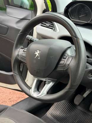 PEUGEOT-208-2013