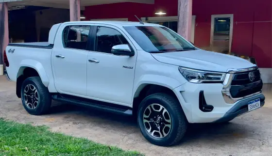 TOYOTA HILUX 2.8 D-4D TURBO DIESEL CD SRX PLUS 4X4 AUTOMÁTICO