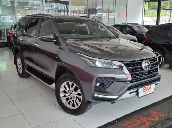 TOYOTA HILUX SW4 2.8 D-4D TURBO DIESEL SRX 7L 4X4 AUTOMÁTICO